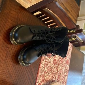 New . Only worn once in the house . Comes with the shoe care kit